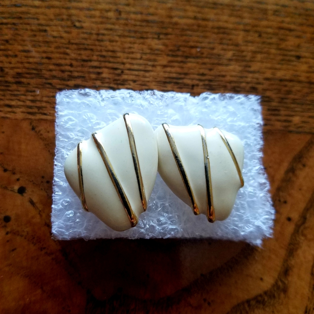 White & gold drizzled earrings